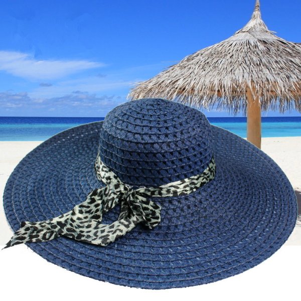 Солнечные очки на песке