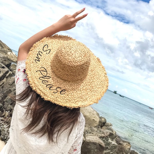 Дама в шляпе на пляже