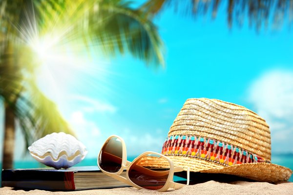 Девушка в шляпе на море