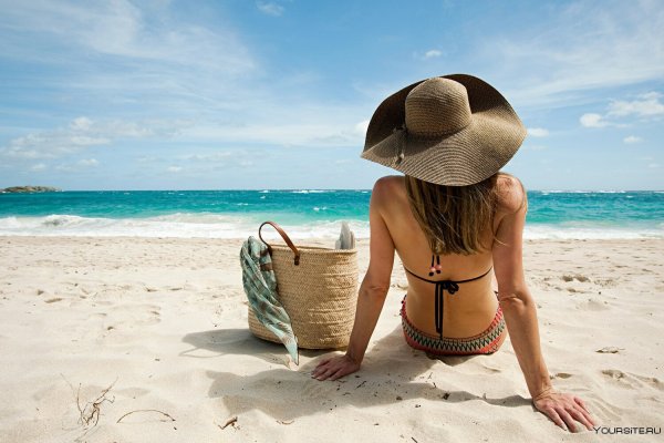 Девушка в шляпе на море