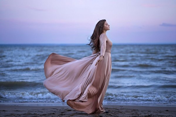 Женщина на море в платье