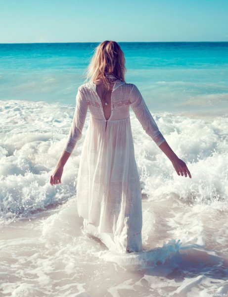 Девушка в белом на море