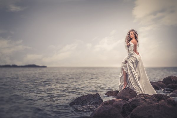 Девушка на берегу моря