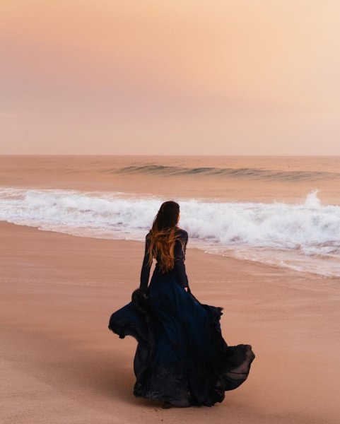 Женщина на море