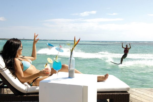 Счастливая семья на море