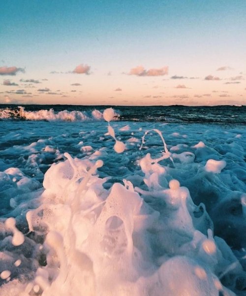 Девушка под водой тонет