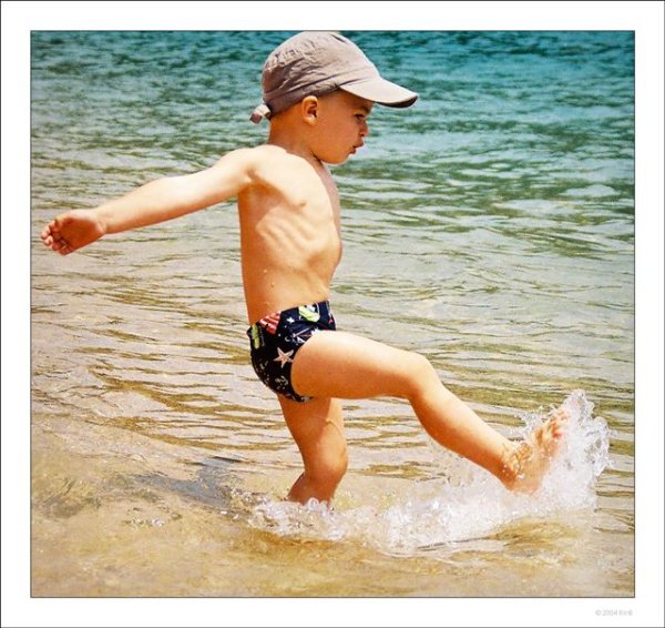 Человек бежит по воде