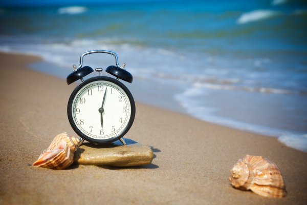 Будильник на пляже