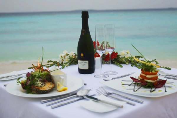 Шикарный ужин на побережье