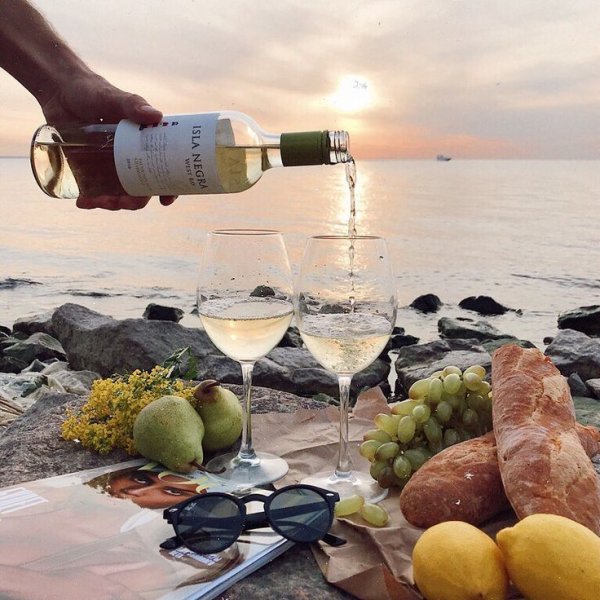 Вино на берегу моря