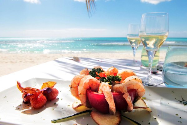 Морепродукты на фоне моря