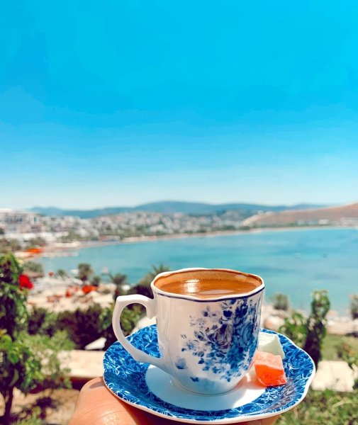 Чашка кофе с видом на океан