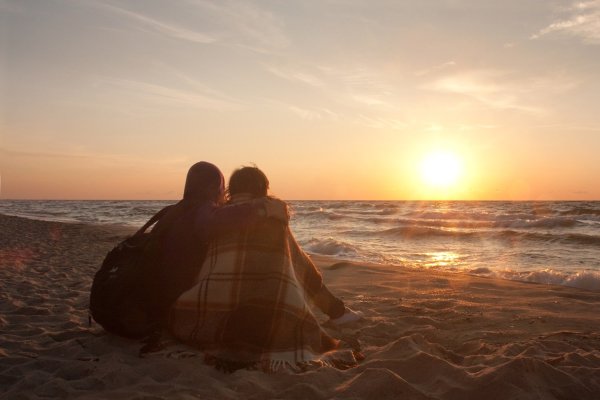 Пара на берегу моря