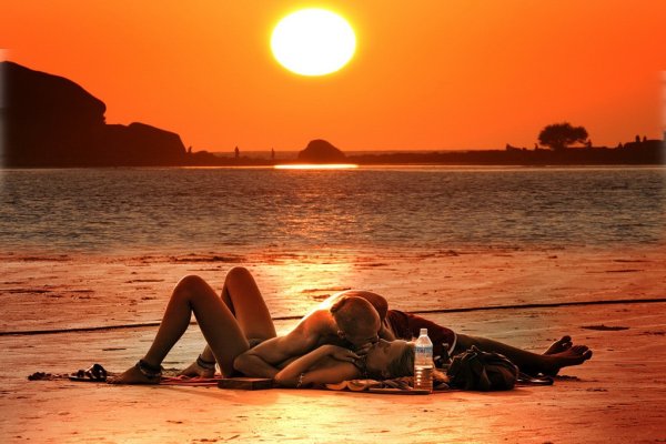 Двое на пляже закат