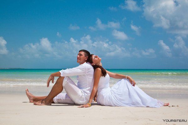 Молодожены на пляже