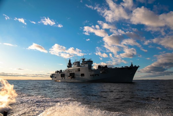 Военный корабль в море