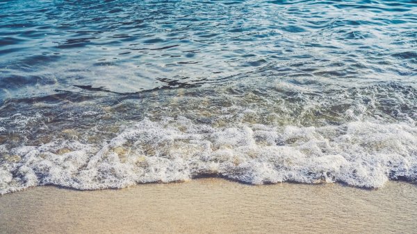 Море наполовину в воде