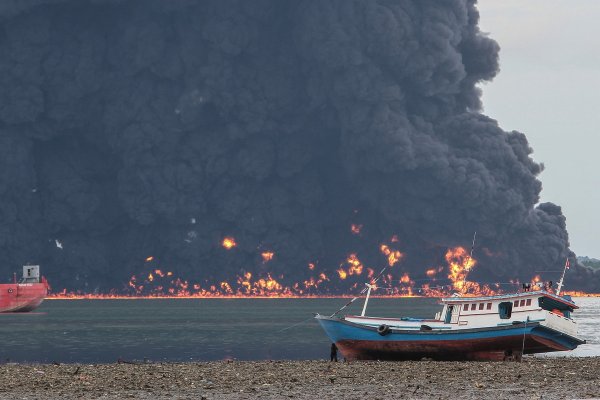 Нефть горит