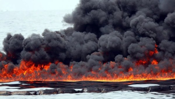 Пожар платформы Deepwater Horizon в 2010