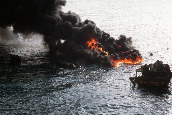 Костер на берегу