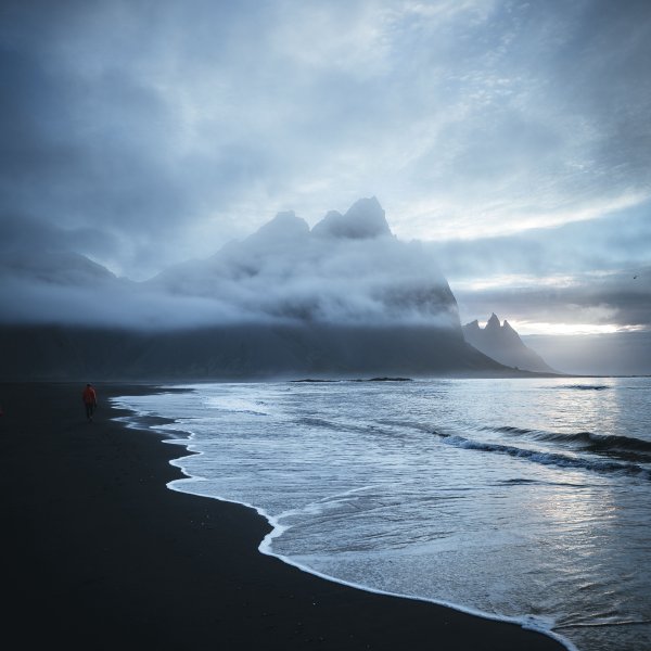 Одинокий человек на берегу моря