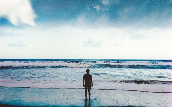 Одинокий мужчина на берегу моря