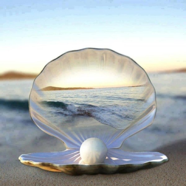 Жемчужина на фоне моря