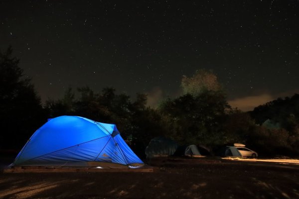 Палатка на природе ночью