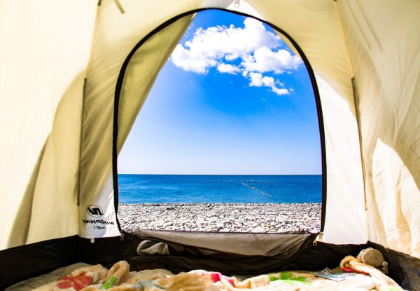 Палатка на берегу моря