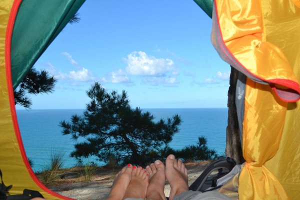 Палатка у моря