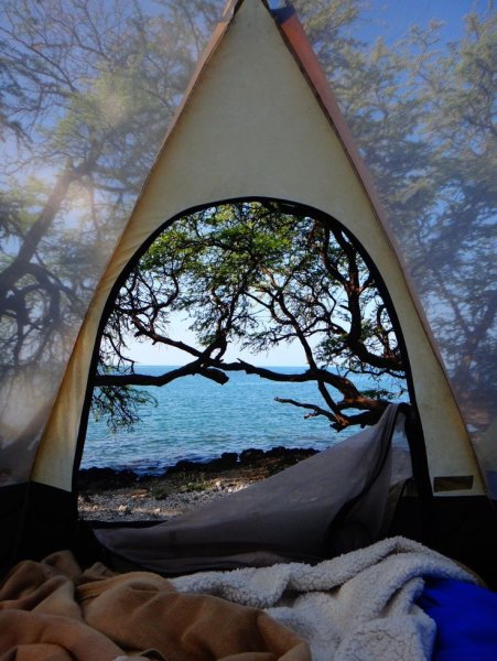 Палатка у моря