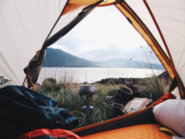 Палатка на берегу реки