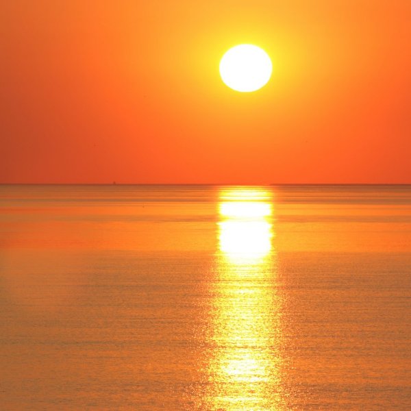 Оранжевое небо оранжевое море