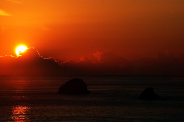 Желтый закат на море