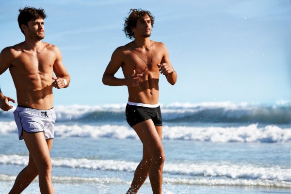 Мужчина на берегу моря