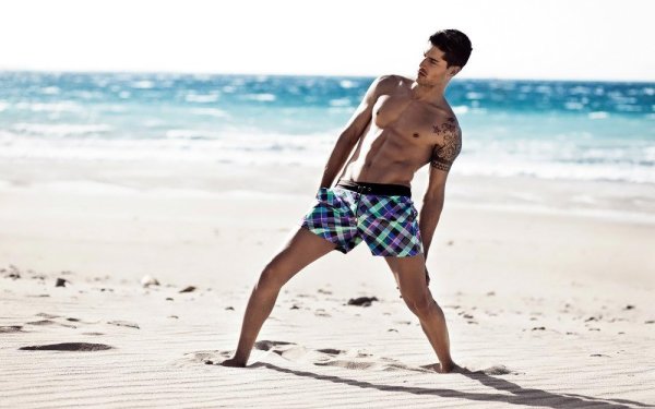 Мужчина на море