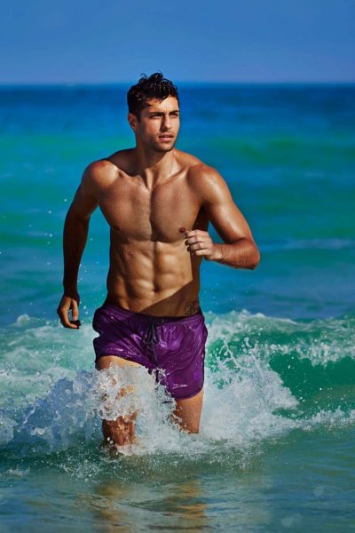 Парень на спортивном велосипеде