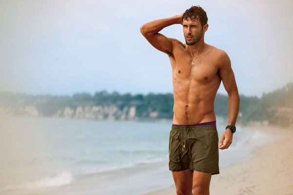 Парень на море спиной