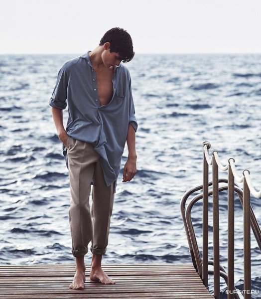 Мужчина на берегу моря