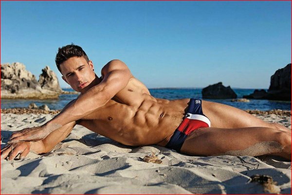 Серфер красавчик