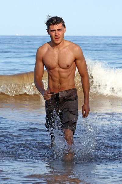 Мужчины модели на пляже