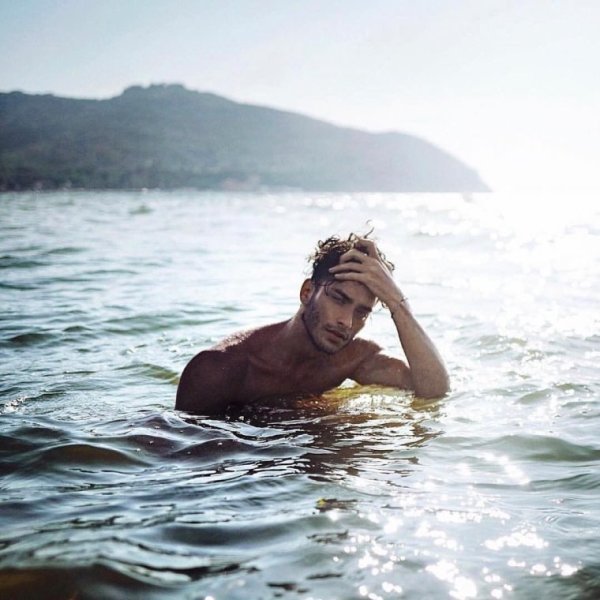 Человек на берегу океана