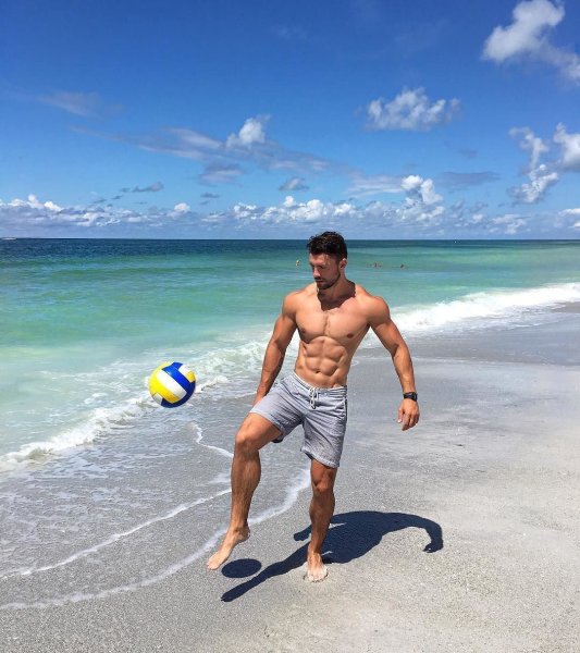 Парни на пляже