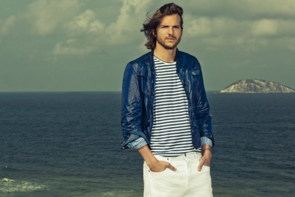 Обычный парень на море