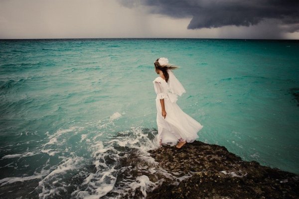 Девушка в белом платье