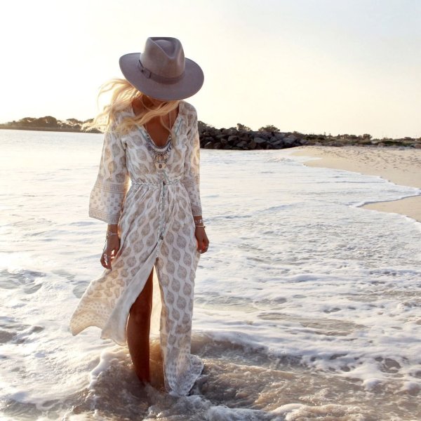 Девушка в развивающемся платье