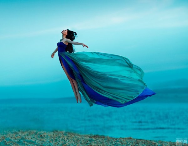 Девушка в шляпе на море