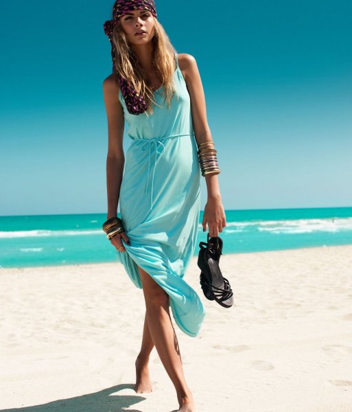 Девушка в белом платье в воде