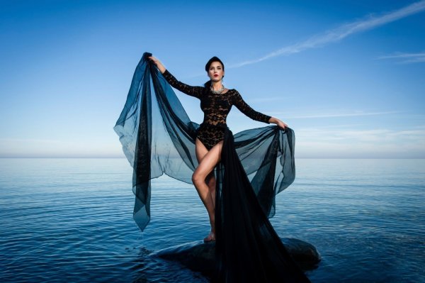 Платье развевается на ветру