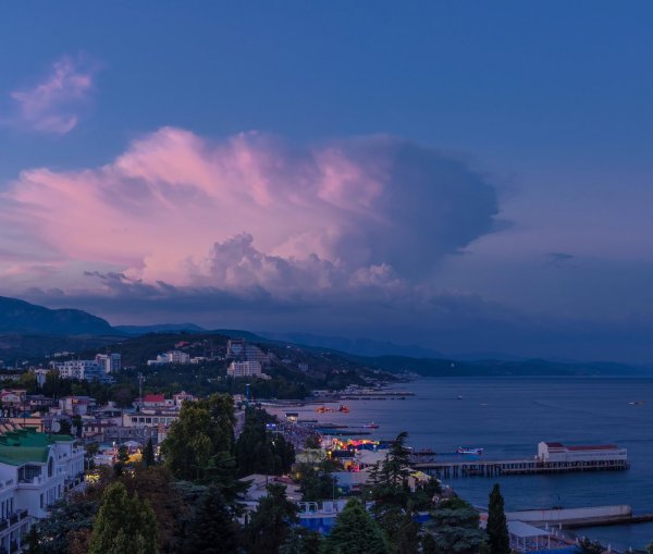 Утес Алушта скалы в море